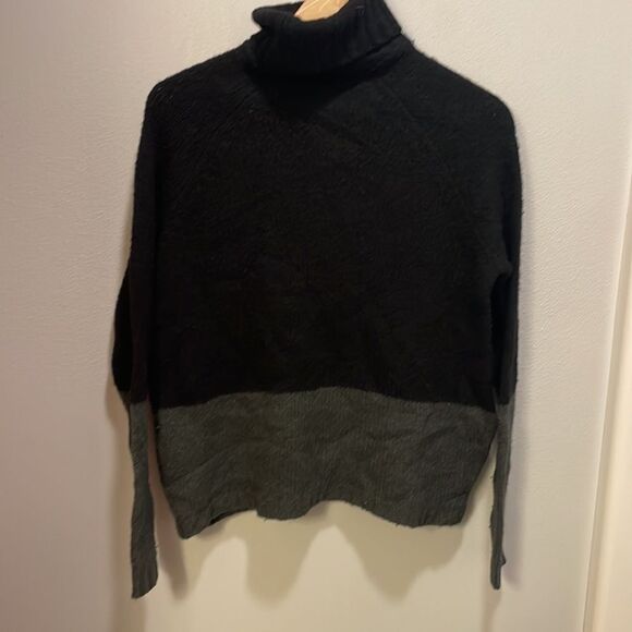 Vince woman’s black and grey two toned turtleneck wool sweater - Picture 9 of 10